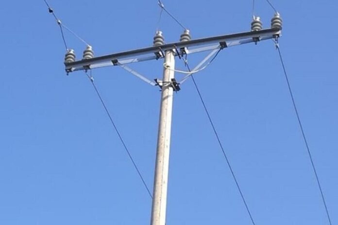 Električni stub i dalekovod