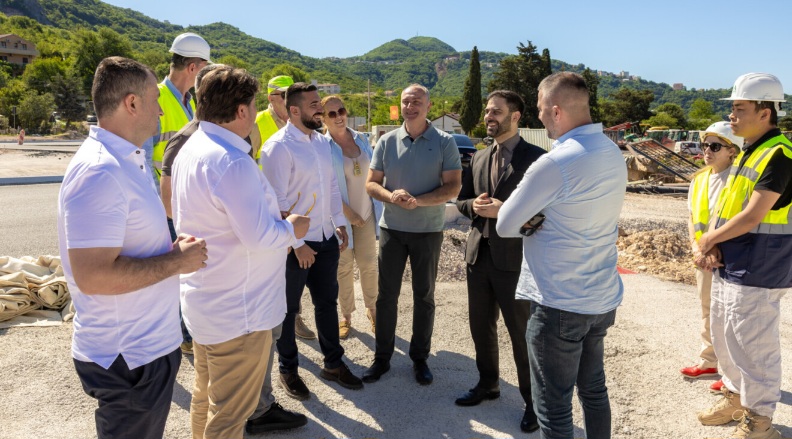 Asfaltirane trake bulevara Tivat–Jaz