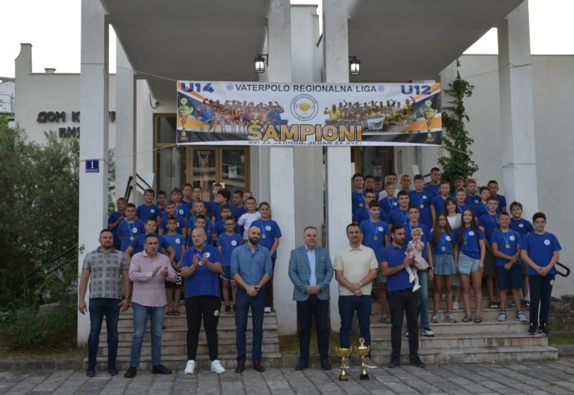 Mladi vaterpolisti Mladosti iz Bijele sa peharima