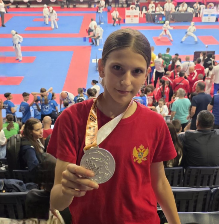 Karatistkinja Sofija Radulović sa srebrnom medaljom