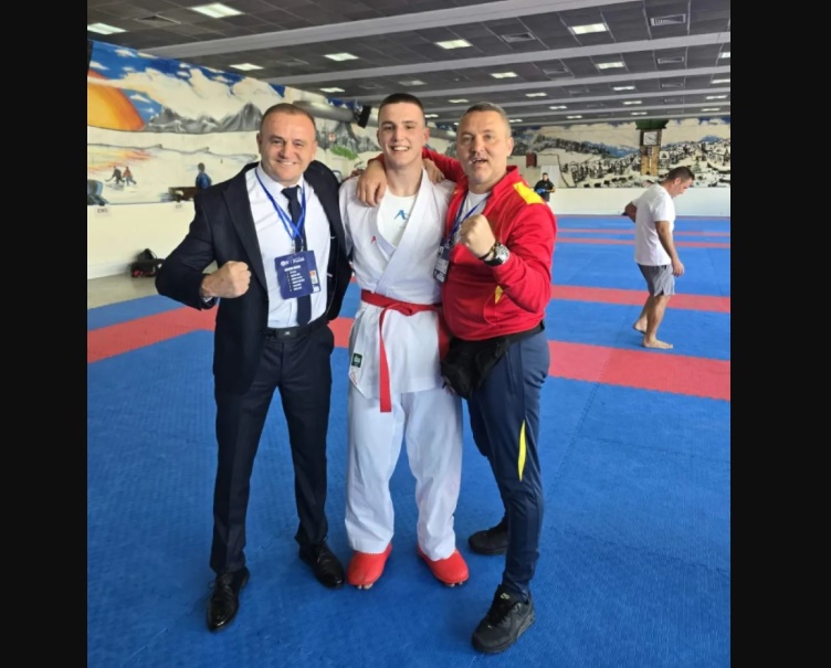 Karatista Nemanja Mikulić sa medaljom
