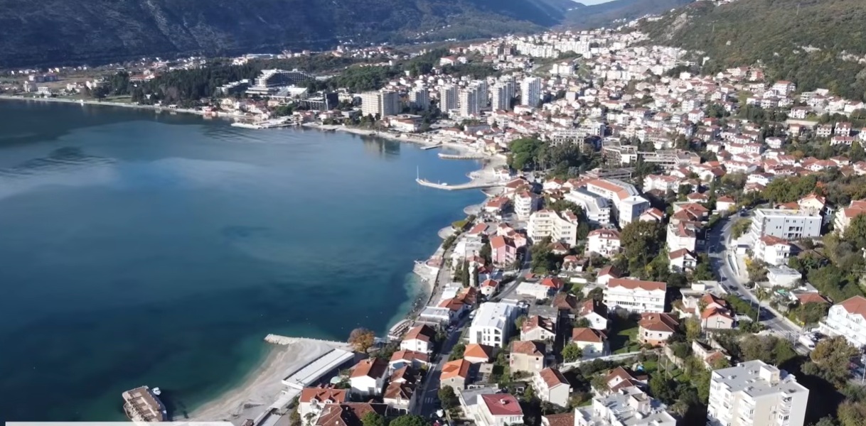 Pogled iz vazduha na Igalo i hercegnovsku obalu
