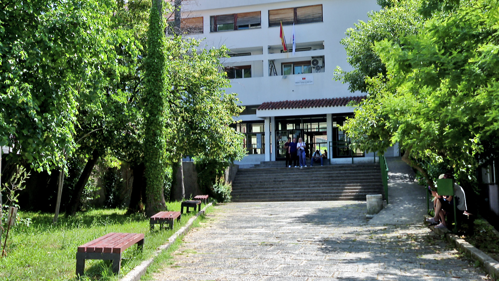 Učenici na ispitu u školskoj klupi