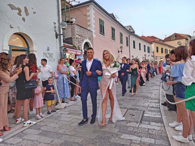 Maturski defile u Herceg Novom