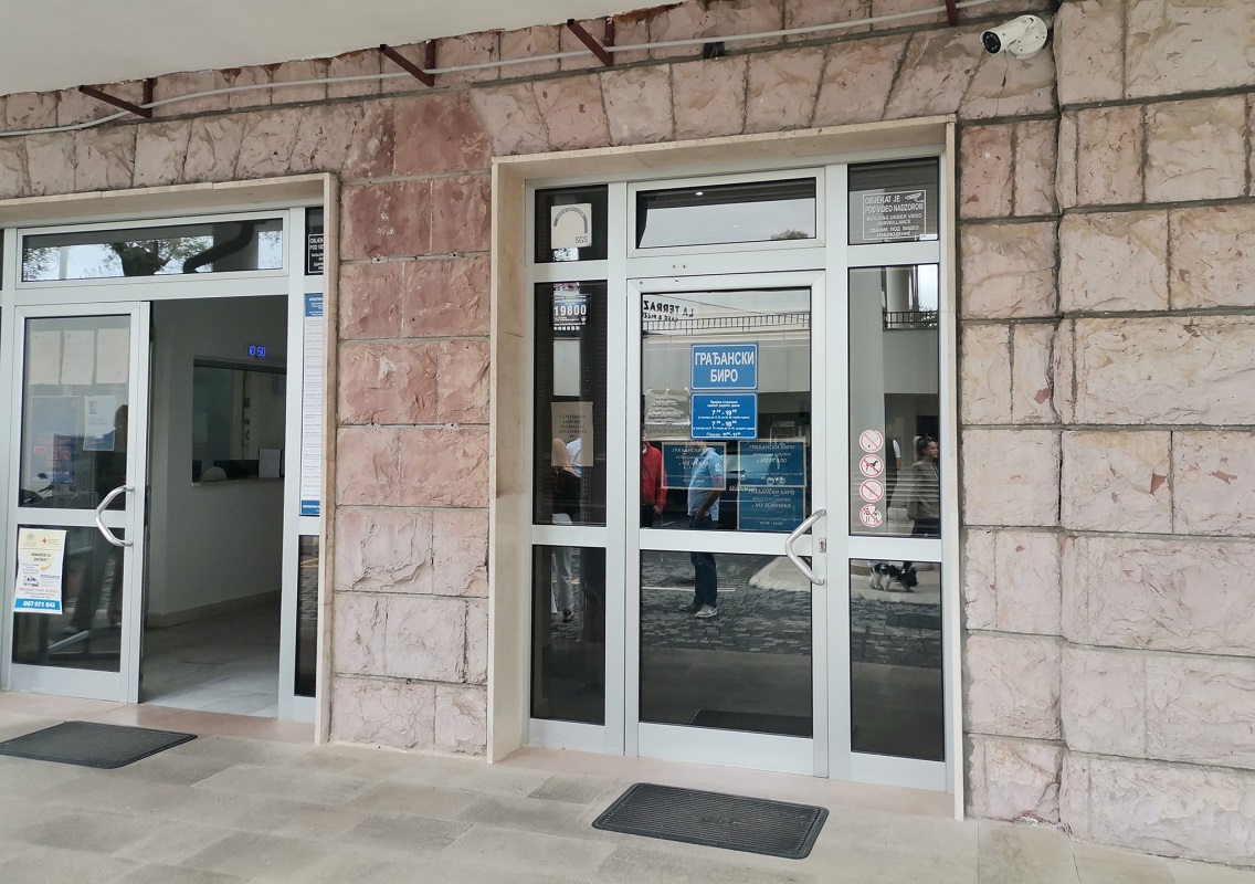 Šalteri Građanskog biroa u zgradi Opštine Herceg Novi
