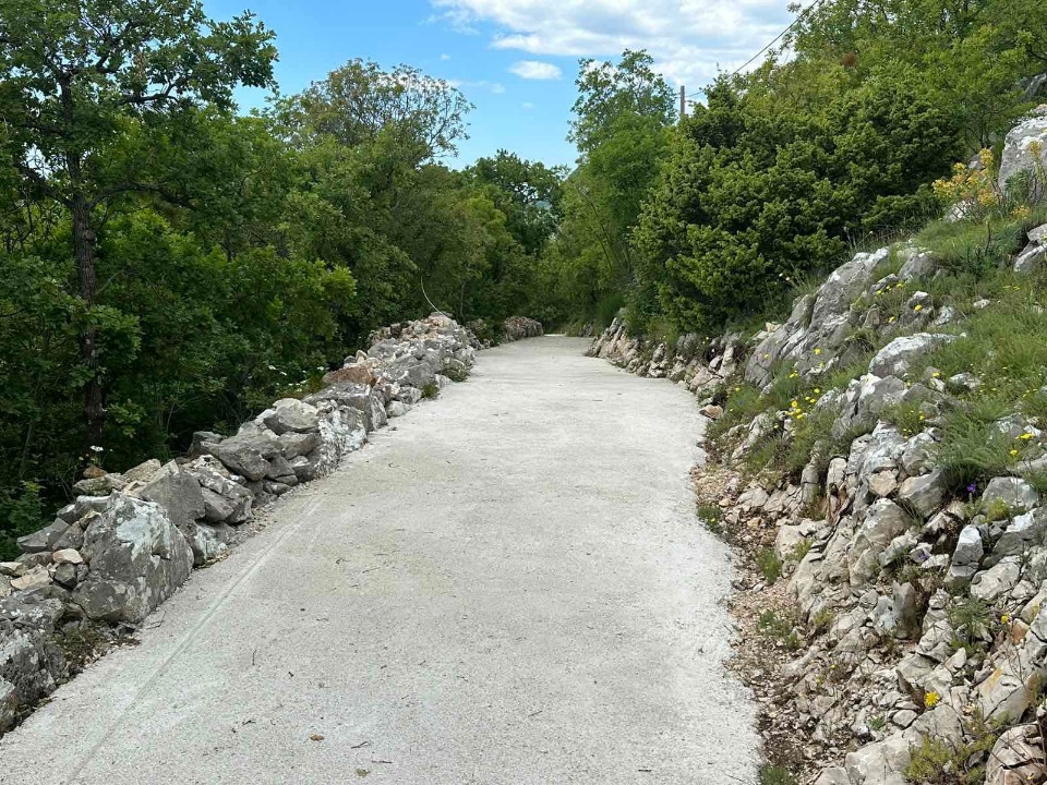 Novobetonirani put u selu Terzići