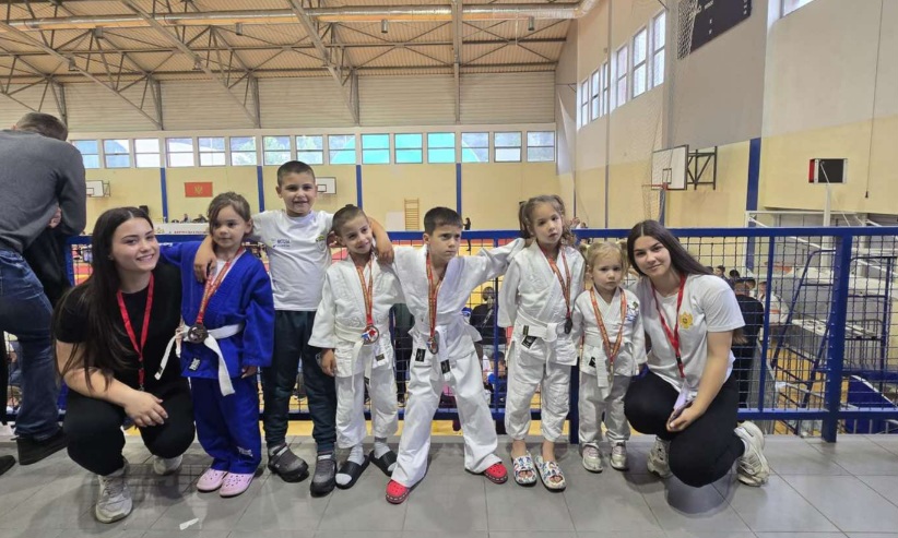 Takmičari Džudo kluba Igalo sa osvojenim medaljama