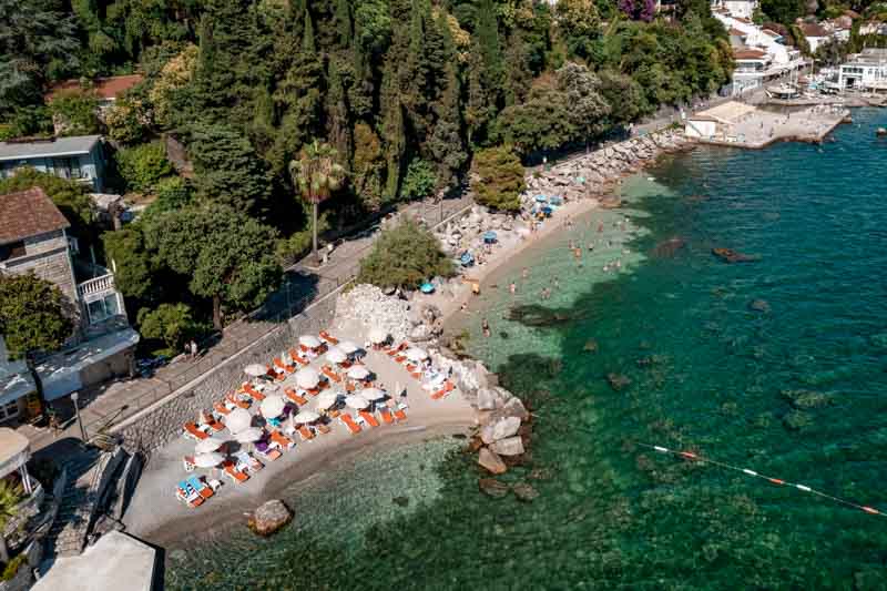 Crnogorska plaža u sezoni