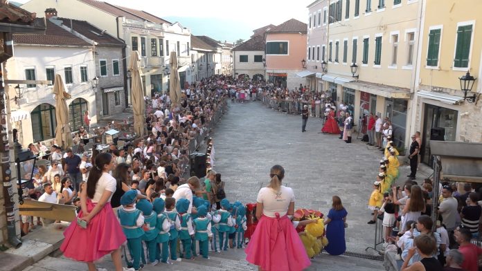 Defile mališana na otvaranju 17. Međunarodnog dječijeg karnevala u Herceg Novom