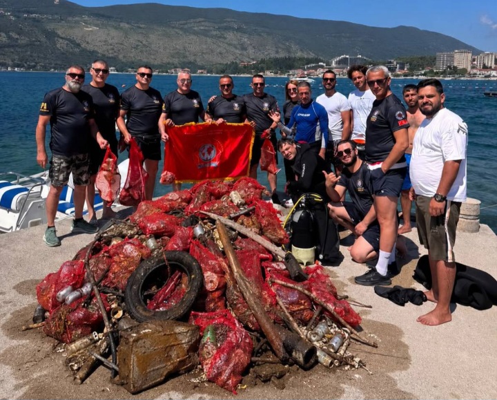 Volonteri čiste plažu i podmorje na People's Beachu