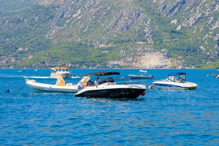 Gliser u Bokokotorskom zalivu