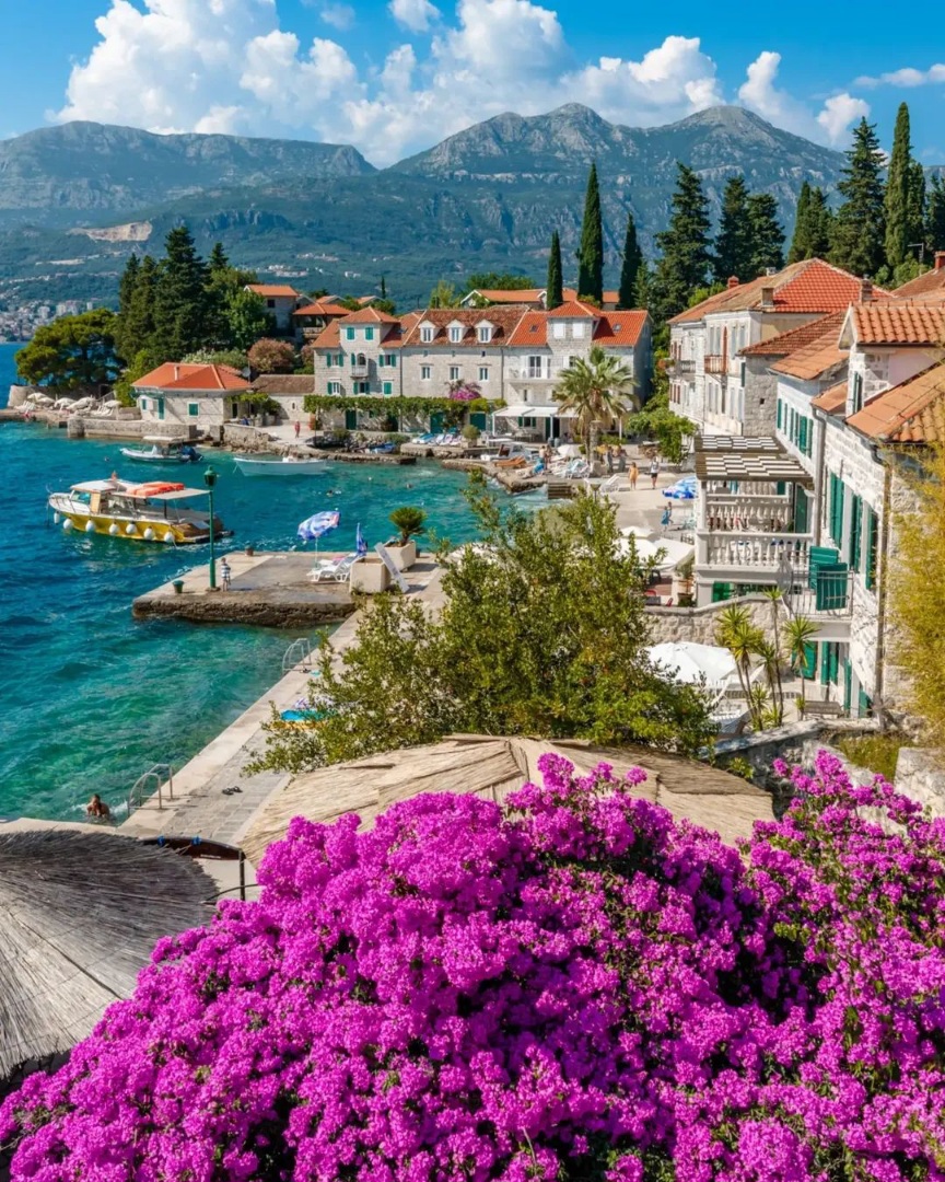 Plaže i šetalište u Herceg Novom na početku ljetnje sezone