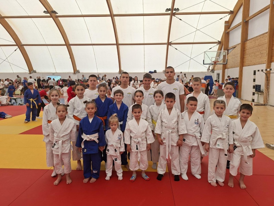 Mladi džudisti kluba Igalo sa osvojenim medaljama