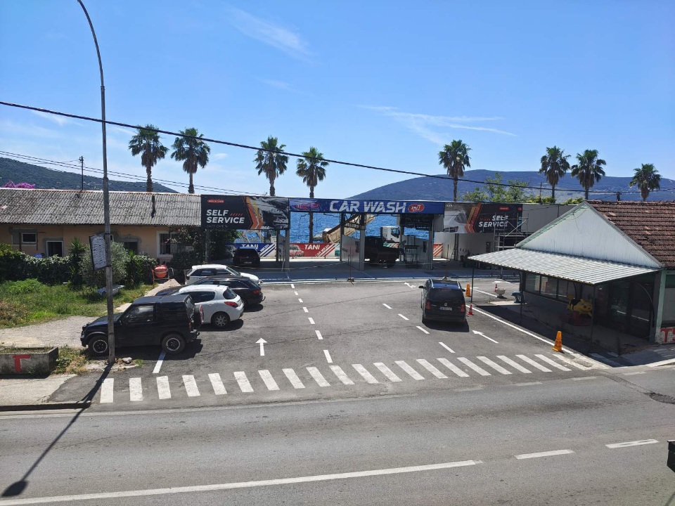 Auto-perionica u centru Zelenike u blizini mora