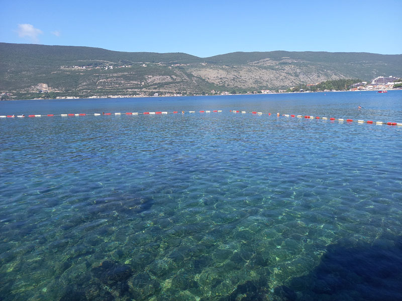 Plaža i more na crnogorskom primorju