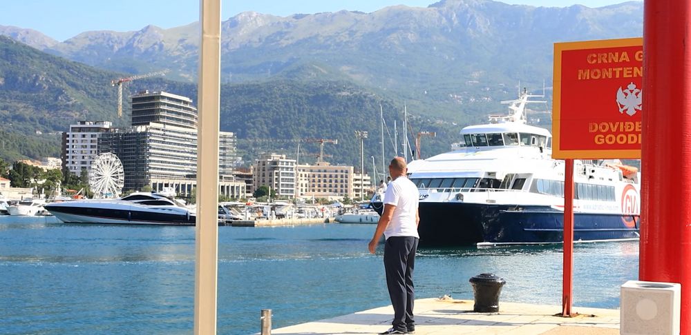 Putnički brod na pomorskoj liniji ka Dubrovniku