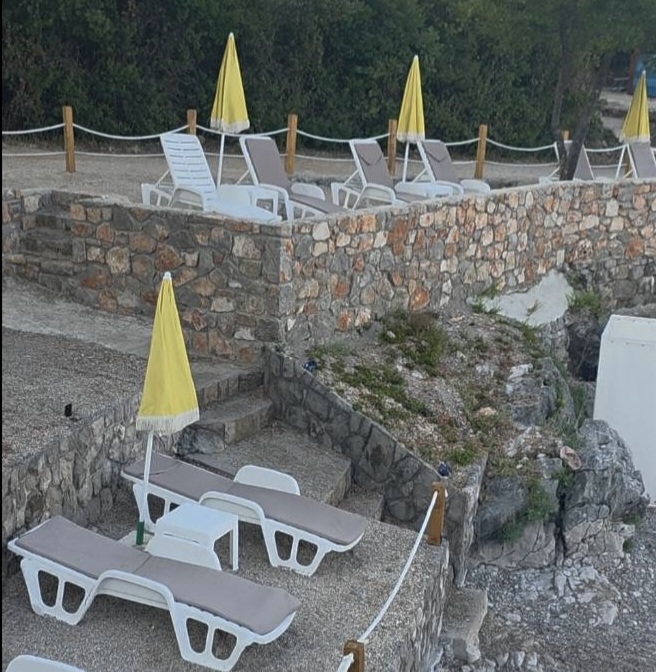 Ležaljke na plaži uvale Mirište