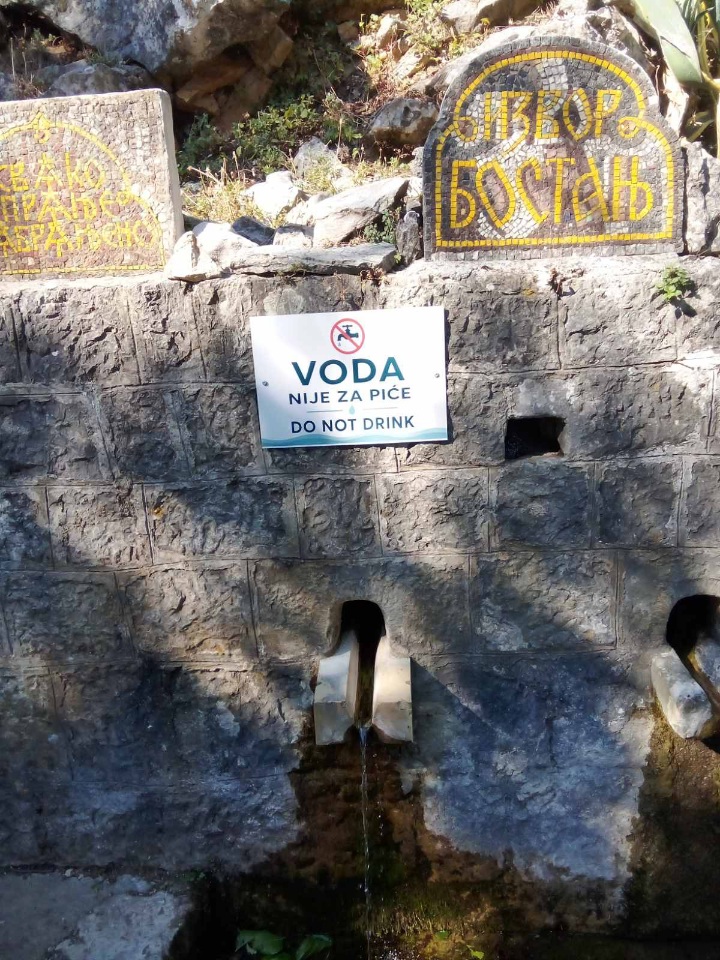 Izvor u zaleđu Herceg Novog sa tablom upozorenja