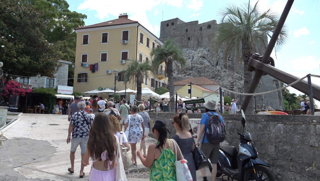 Turisti u Herceg Novom tokom ljetnje sezone