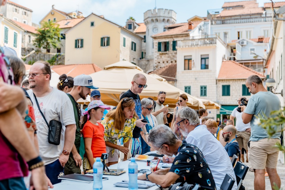 Trg u Herceg Novom tokom Hercegnovskog strip festivala