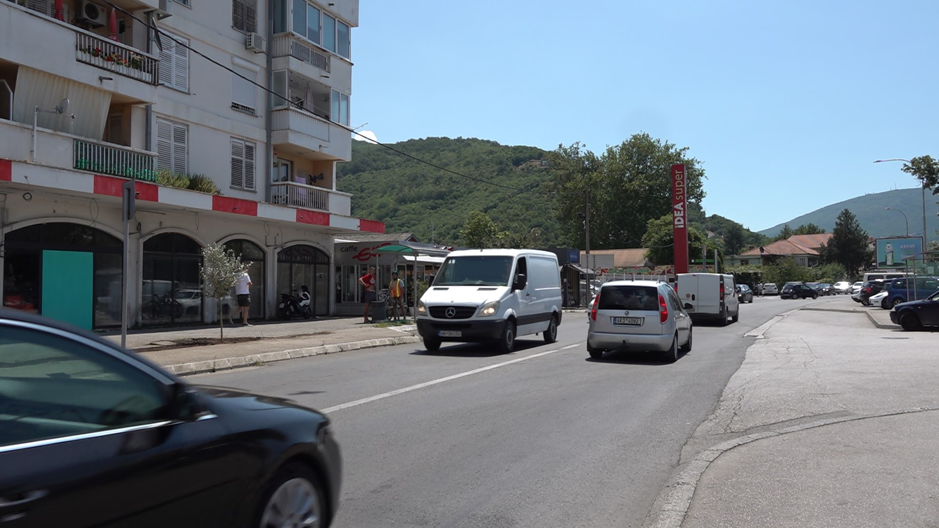 Kolona vozila na putu