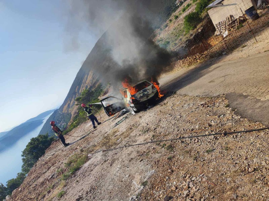 Intervencija vatrogasaca na zapaljenom automobilu