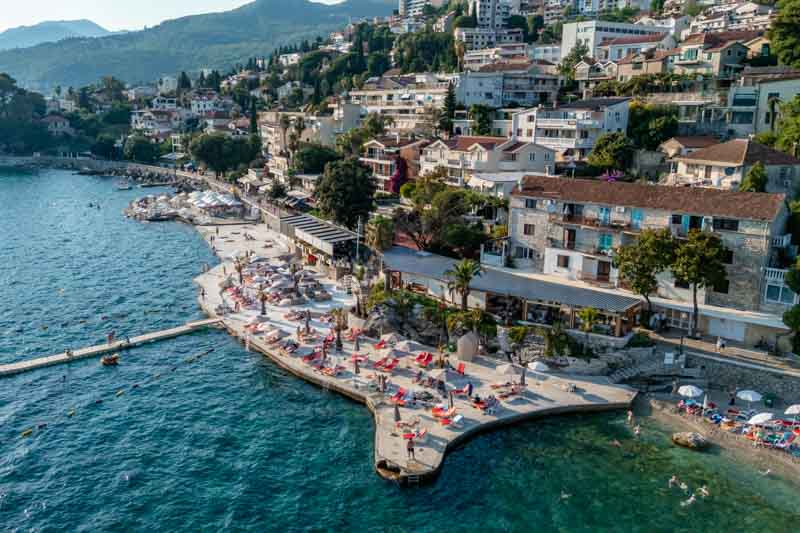 Plaža u Herceg Novom tokom ljetnje sezone