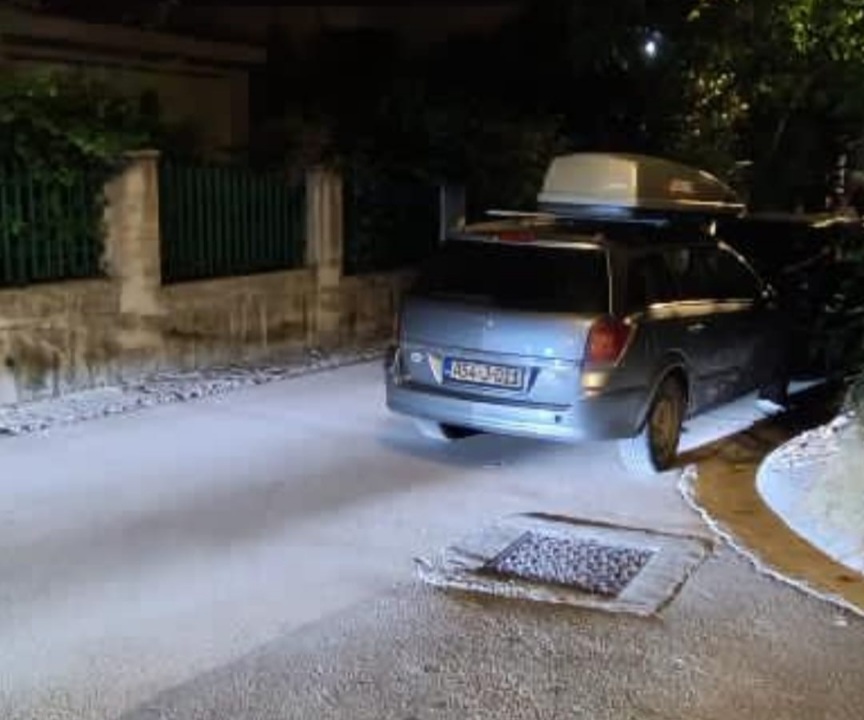Uska ulica na Karači u Herceg Novom
