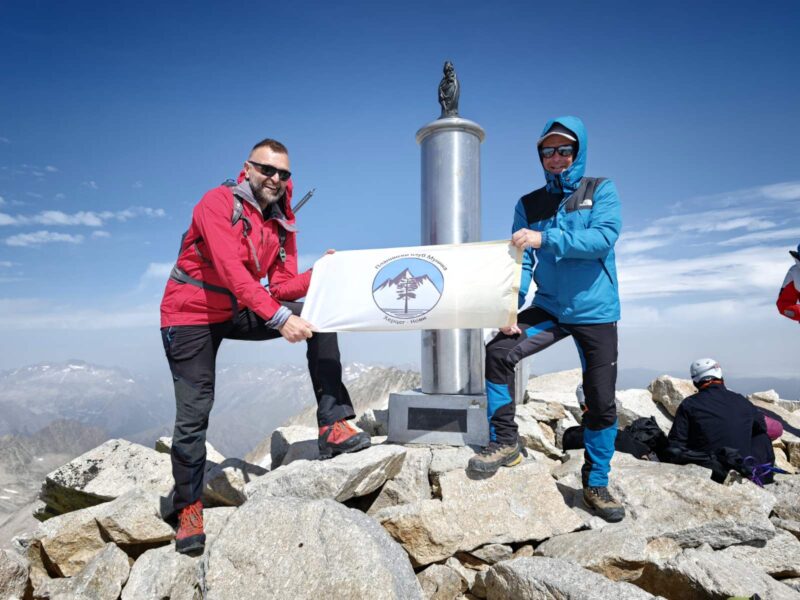 Planinari na vrhu Pico Aneto u Pirinejima