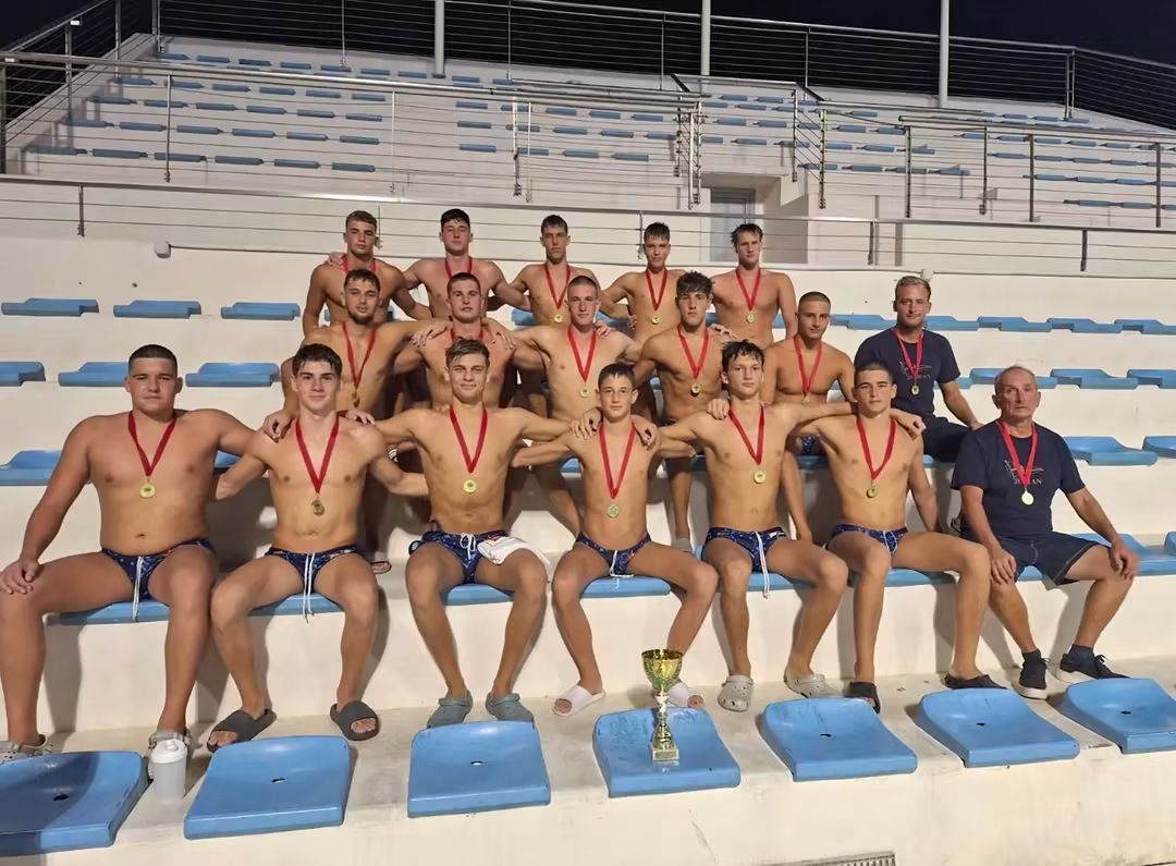 Vaterpolisti Jadrana sa trofejom