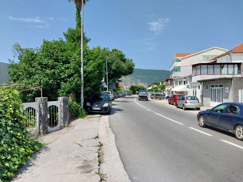 Trotoar uz magistralu na Toploj