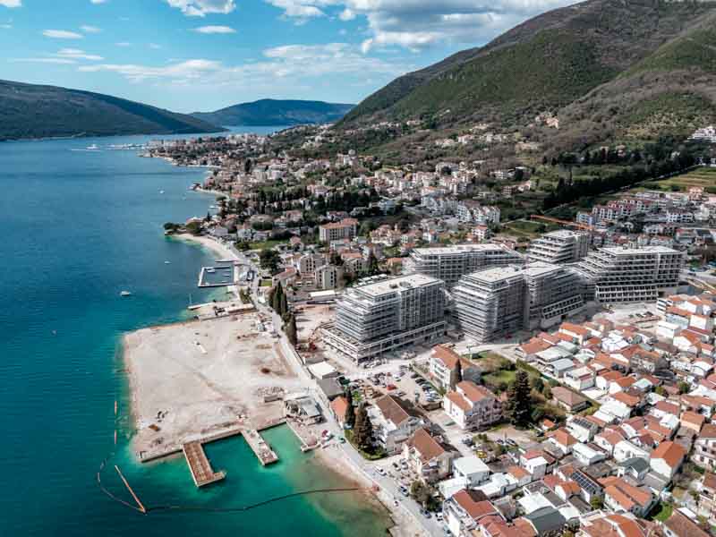 Nasuti materijal na plaži u Baošićima