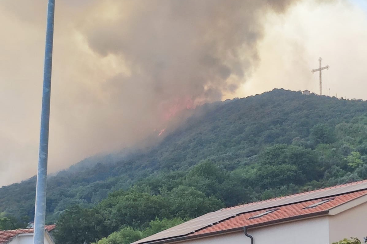 Požar na brdu iznad Bijele