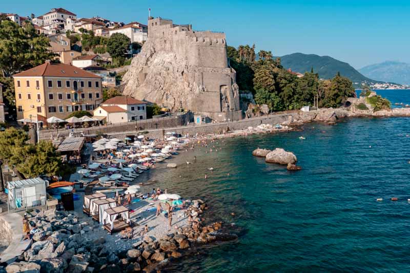 Plaža u Herceg Novom tokom vrhunca turističke sezone