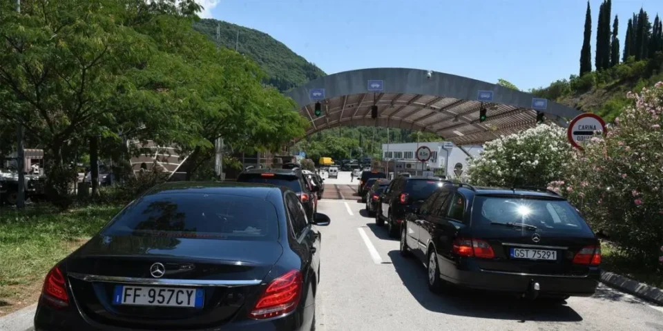 Kolona vozila na graničnom prelazu