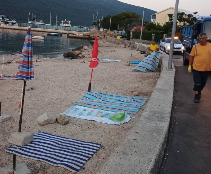Uklanjanje plažnog mobilijara na plaži