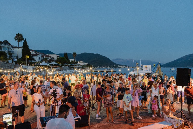 Posjetioci na manifestaciji Karavan fešti na Savini