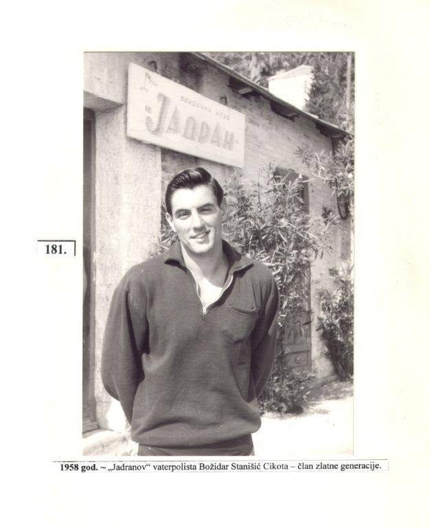 Vaterpolista Jadrana Božidar Stanišić Cikota ispred kluba 1958. godine