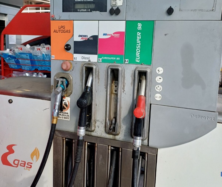 Točenje goriva na benzinskoj pumpi