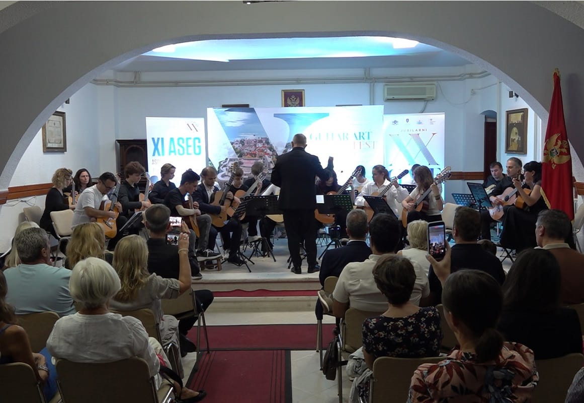 Bokeljski orkestar gitara na završnom koncertu festivala