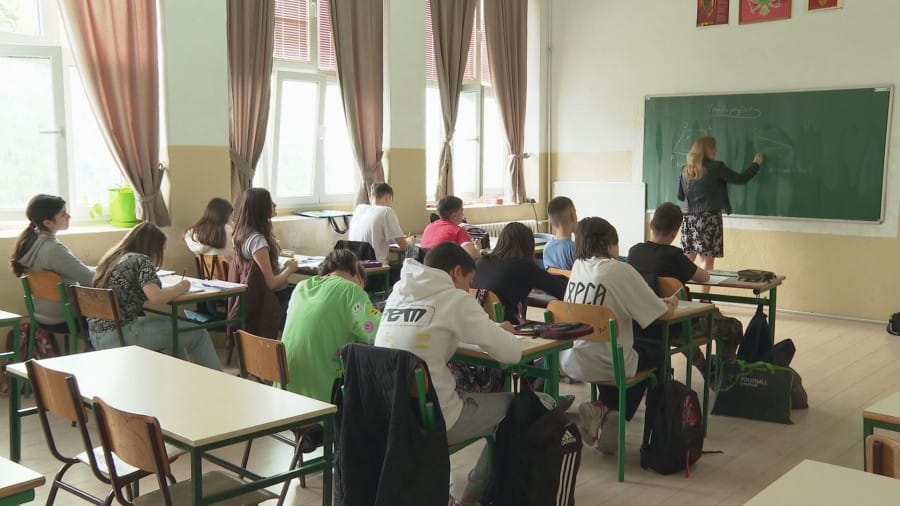 Učenici na času u učionici