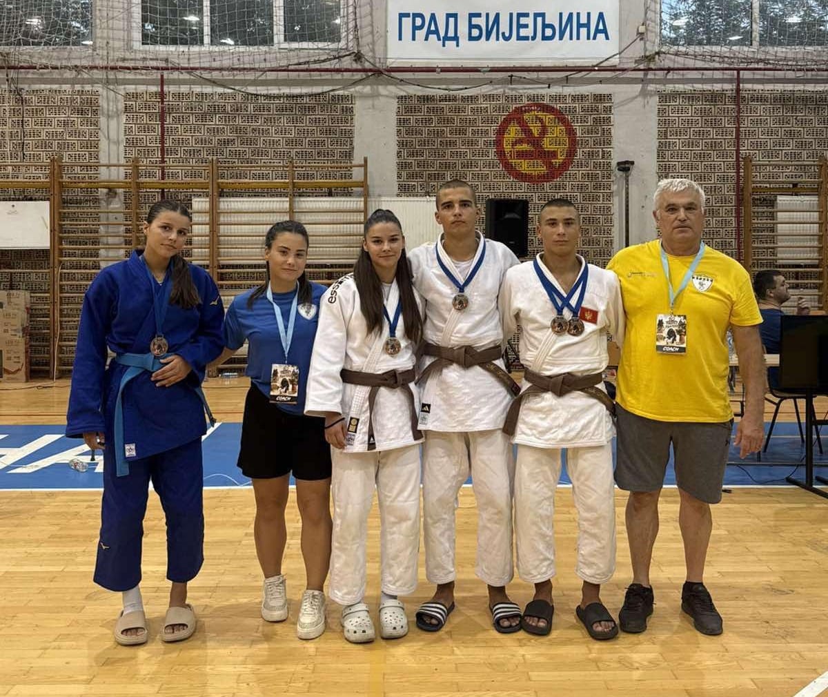 Takmičari Džudo kluba Igalo sa medaljama