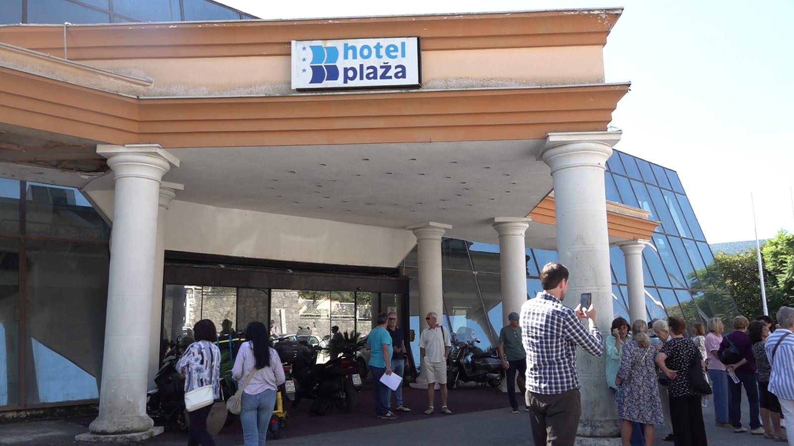 Bivši radnici Vektra Boke na protestu ispred hotela Plaža