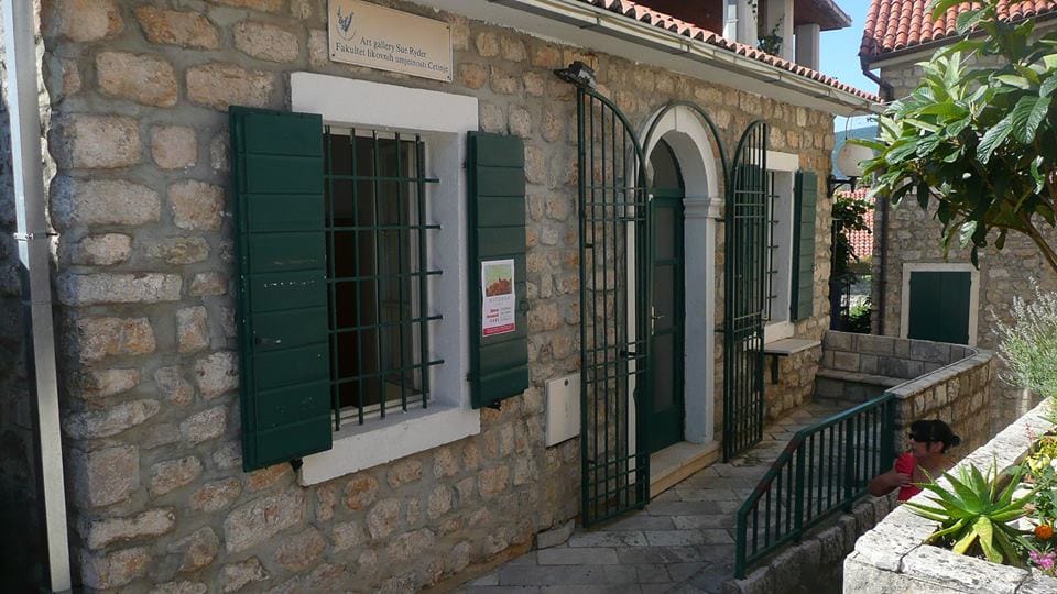 Ulaz u galeriju Sue Ryder u Herceg Novom