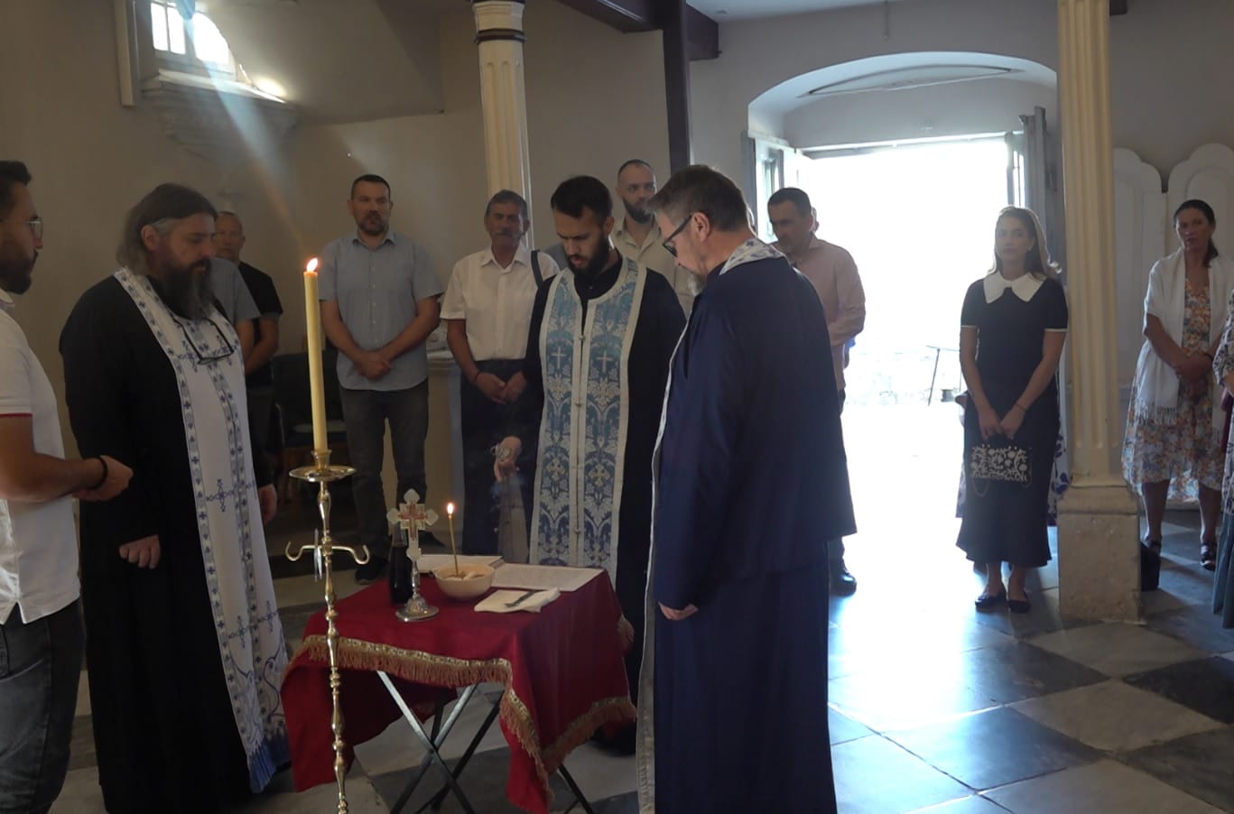 Sveštenici služe parastos u hramu na Toploj