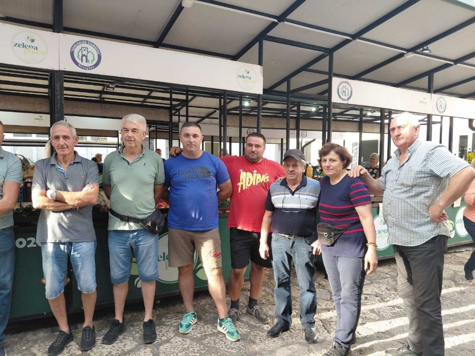 Okupljanje zakupaca na gradskoj pijaci u Herceg Novom