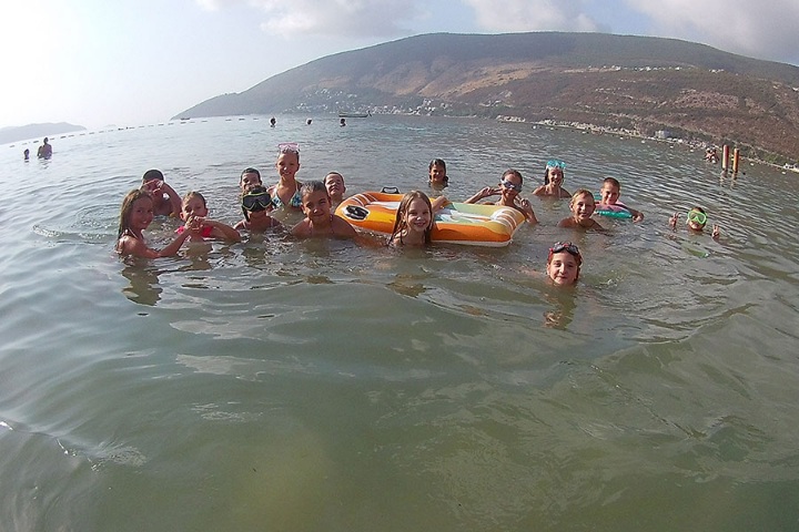 Učenici iz Sutorine na času na plaži