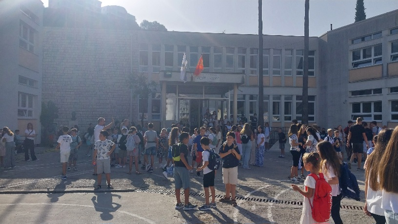 Učenici na prvom školskom danu