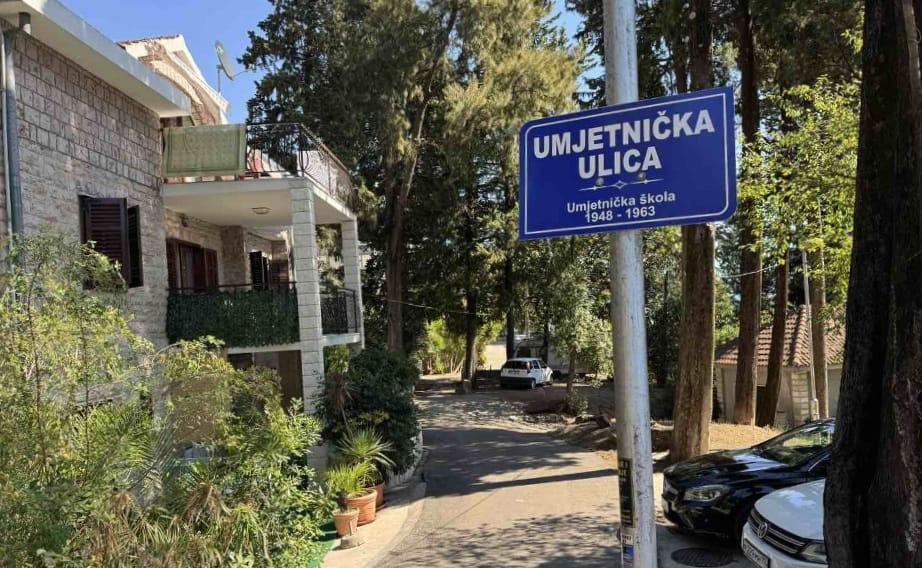 Tabla sa nazivom Umjetničke ulice u Herceg Novom