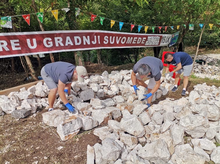 Ekipa gradi suvomeđu na takmičenju